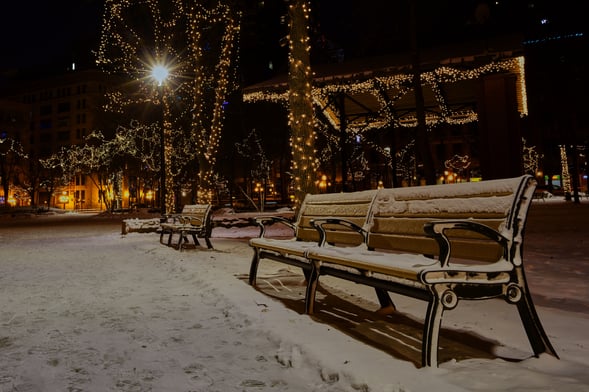 photo-of-snow-covered-benches-in-the-park-764562